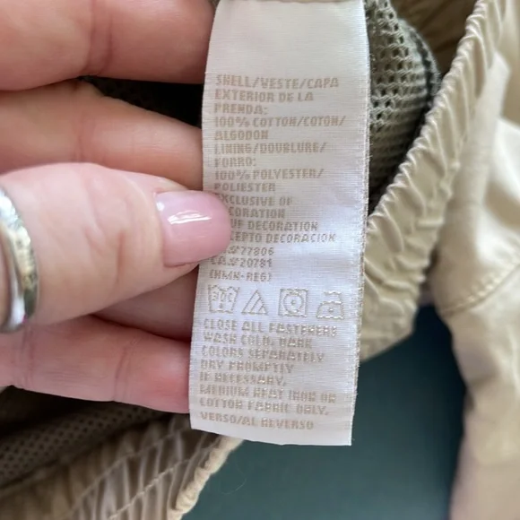 Tommy Hilfiger tan utility jacket with lots of pockets and zippers. 100% cotton - Picture 7 of 8